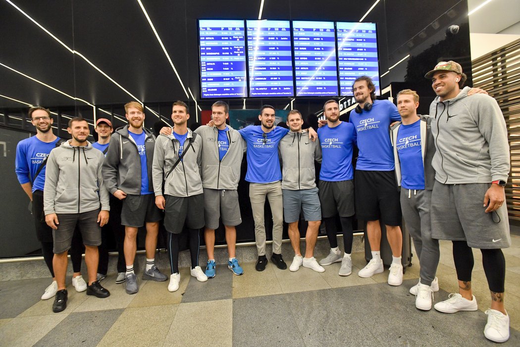 Čeští basketbalisté na pražském letišti po návratu z MS