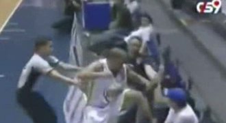 Basketbalista napadl fanouška. A ještě ho žaluje!