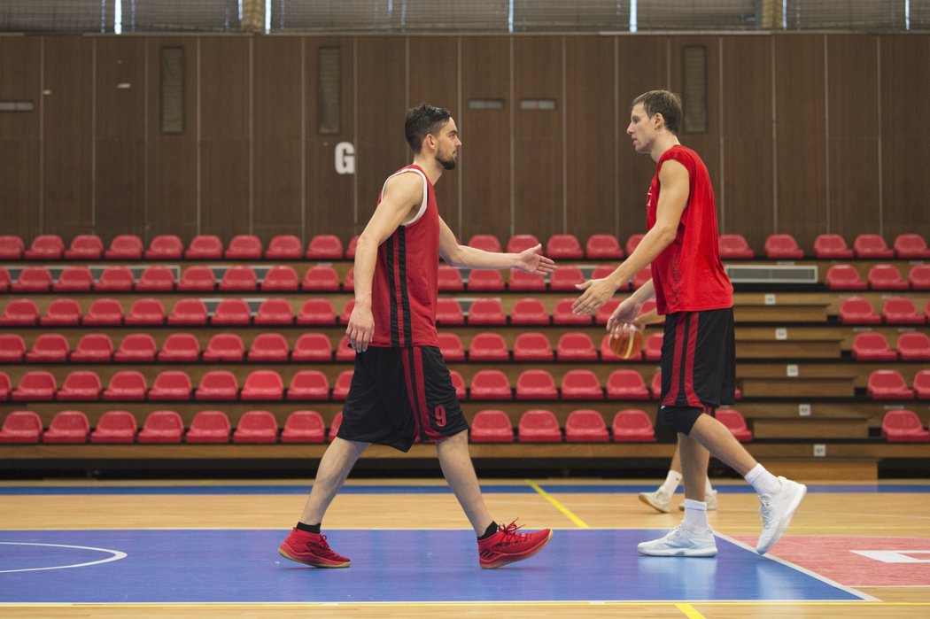 Tomáš Satoranský a Jan Veselý při tréninku basketbalové reprezentace