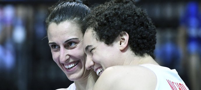 Basketbalistky Španělska Beatriz Sanchezová a Laura Nichollsová se radují z vitězství v semifinále ME 