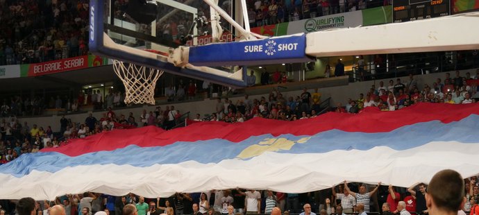 Fanoušci Srbska před začátkem utkání vytáhli obrovskou vlajku.