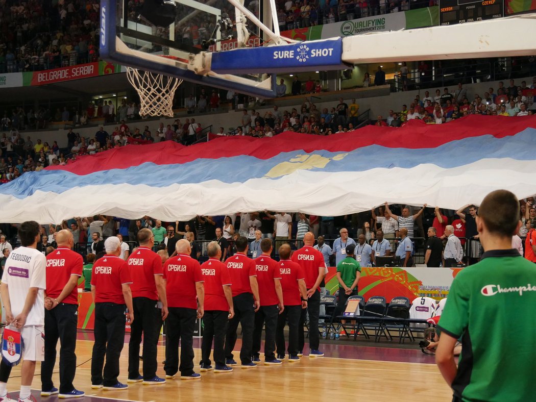 Fanoušci Srbska před začátkem utkání vytáhli obrovskou vlajku.