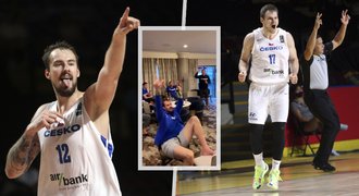 Basketbalisté slavili postup na OH: Jsme jen banda ču**ků na výletě!