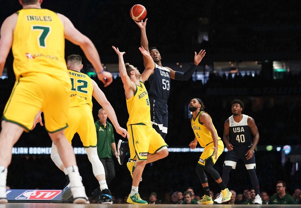 Američtí basketbalisté při porážce v Austrálii