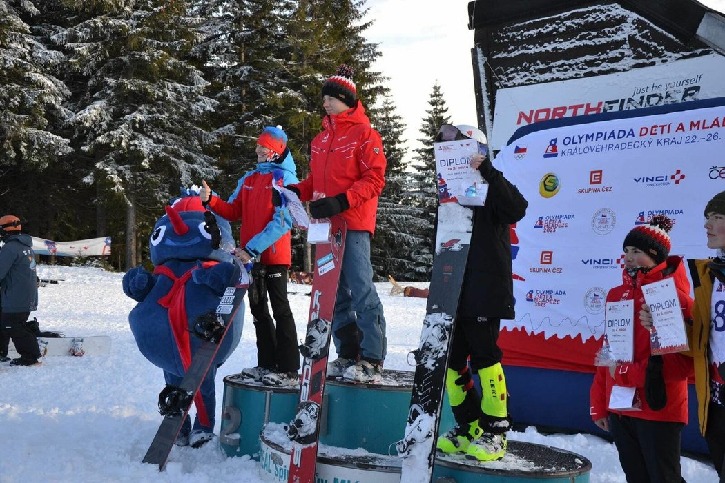 Lukáš Smažák se stal na snowboardu vítězem olympiády dětí a mládeže, velký talent ale uplatňuje i v basketbale