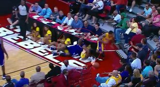 VIDEO: Basketbalista (112kg) spadl na roztleskávačku
