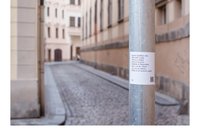 Tajemné básně zaplavily Prahu, jejich autorka chce zůstat v anonymitě