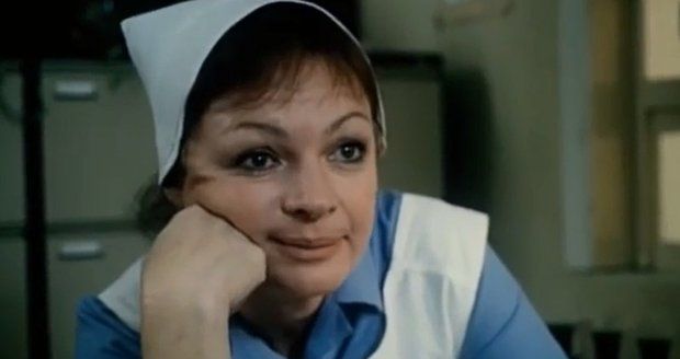 Jana Hlaváčová jako zdravotní sestra Tonička v Básnících.