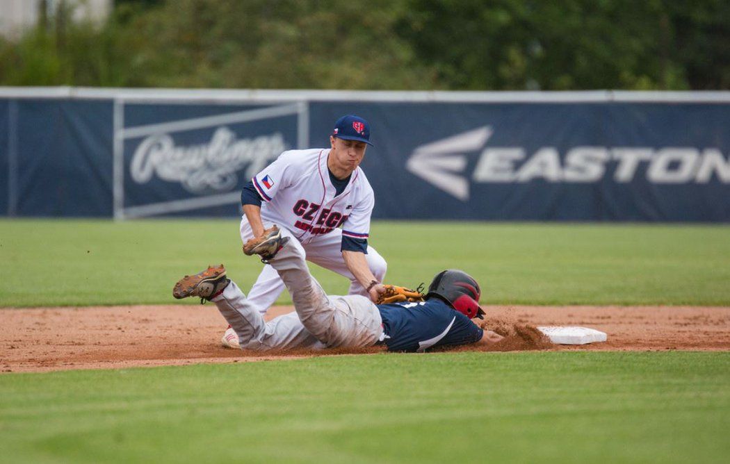 Opora české baseballové reprezentace Vojtěch Menšík outuje soupeře na druhé metě