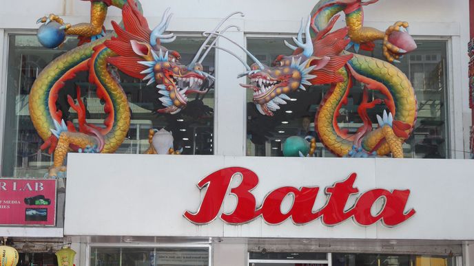 Sochy orientálních draků zdobí obchod s obuví Bata v západoindickém městě Gangtok.