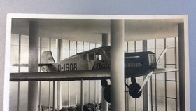 Čuba dostal od Veleby originální dárek. unikátní  historickou pohlednici z expozice Baťova památníku ve Zlíně a razítkem 12. července 1932. Tedy dnem, kdy zakladatel Zlína našel v letounu smrt.