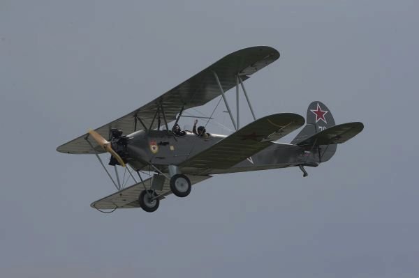 Polikarpov Po-2. Sovětský dvouplošník, který létal ještě za 2. světové války. Byl sestrojen už v roce 1927, díky tichému motoru sloužil jako pozorovací a spojovací stroj. Rozpětí	11,4 m Délka	8,2 m Výška3,5 m Vzletová hmotnost	1400 kg Max. rychlost	150 km/h