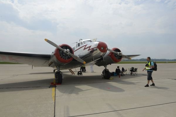 Lockheed Electra 10A. Stroj vlastnil Jan A. Baťa, v roce 1937 s ním kvůli obchodním účelům obletěl svět.  Rozpětí	16,7 m Délka	11,7 m Výška	3,1 m Vzletová hmotnost	4762 kg Max. rychlost	325 km/h