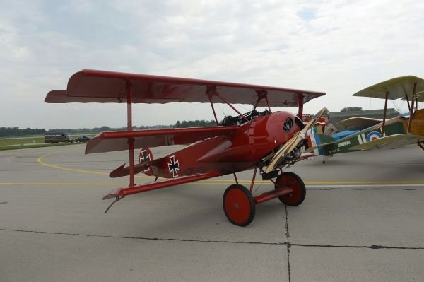 Fokker Dr.I. Unikátní německý trojplošník z 1. světové války. Bojovat začal v roce 1917, jeden ze strojů používal i slavný stíhač »Rudý baron« Manfred von Richthofen. Rozpětí	7,12 m Délka	5,77 m Výška	2,95 m Vzletová hmotnost	586 kg Max. rychlost	185 km/h