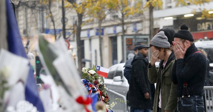 Členové skupiny Eagles of Death Metal vyrazili měsíc po pařížském masakru před klub Bataclan.