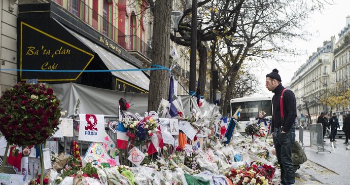 Eagles of Death Metal zpátky v Paříži: Frontman kapely Jesse Hughes před klubem Bataclan