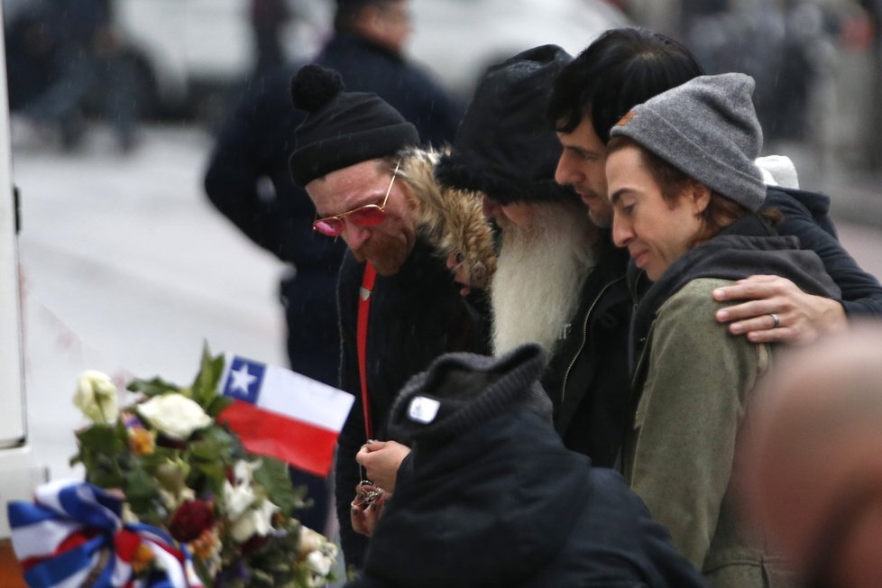 Členové skupiny Eagles of Death Metal vyrazili měsíc po pařížském masakru před klub Bataclan