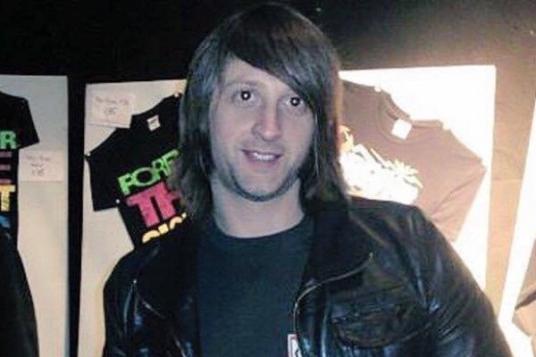 Angličan Nick Alexander pomáhal kapele prodávat jejich reklamní předměty, trička a desky.