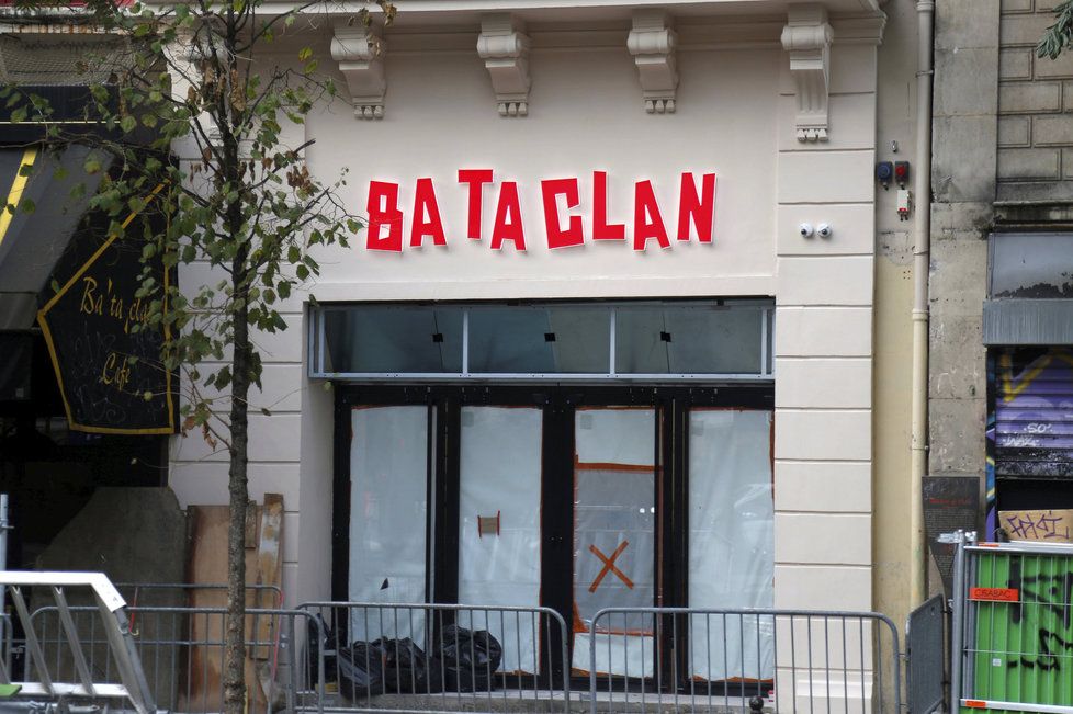 Bataclan se poprvé otevře v listopadu. Fasádu opravovali několik měsíců.