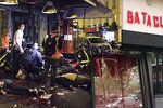 Vzkaz na oknech Bataclanu. „Fuck ISIS.“ Jak vypadají místa teroru, kde zemřelo 130 lidí?