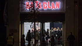 Koncertu Stinga, kterým znovuotevřel pařížský klub Bataclan, se zúčastnili rodiny a přátelé obětí teroristů.