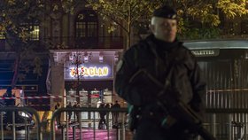 Okolí klubu Bataclan, který otevřel znovu po roce od teroristických útoků 13. listopadu 2015, střežili ozbrojení policisté.