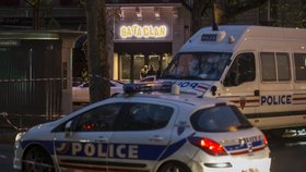 Okolí klubu Bataclan, který otevřel znovu po roce od teroristických útoků 13. listopadu 2015, střežili ozbrojení policisté.