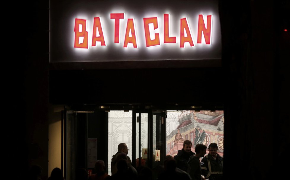 Lidé přicházejí do Bataclanu, který otevřel přesně rok poté, co v něm teroristé postříleli desítky lidí koncertem Stinga.