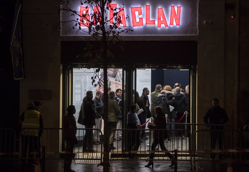 Koncertu Stinga, kterým znovuotevřel pařížský klub Bataclanu, se zúčastnili rodiny a přátelé obětí teroristů.