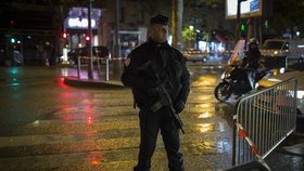 Okolí klubu Bataclan v Paříži, kde rok po teroristickém útoku u příležitosti znovuotevření vystoupil Sting, hlídaly pořádkové jednotky policie ozbrojené samopaly.