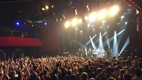 Znovuotevření pařížského klubu Bataclan, ve kterém teroristé 13. listopadu 2015 postříleli desítky lidí. Koncert Stinga byl určen pro rodiny a přátele obětí.
