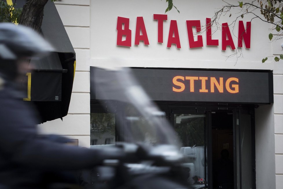 Po roce znovuotevřel pařížský klub Bataclan, ve kterém teroristé 13. listopadu 2015 postříleli desítky lidí. Koncert Stinga byl určen pro rodiny a přátele obětí.