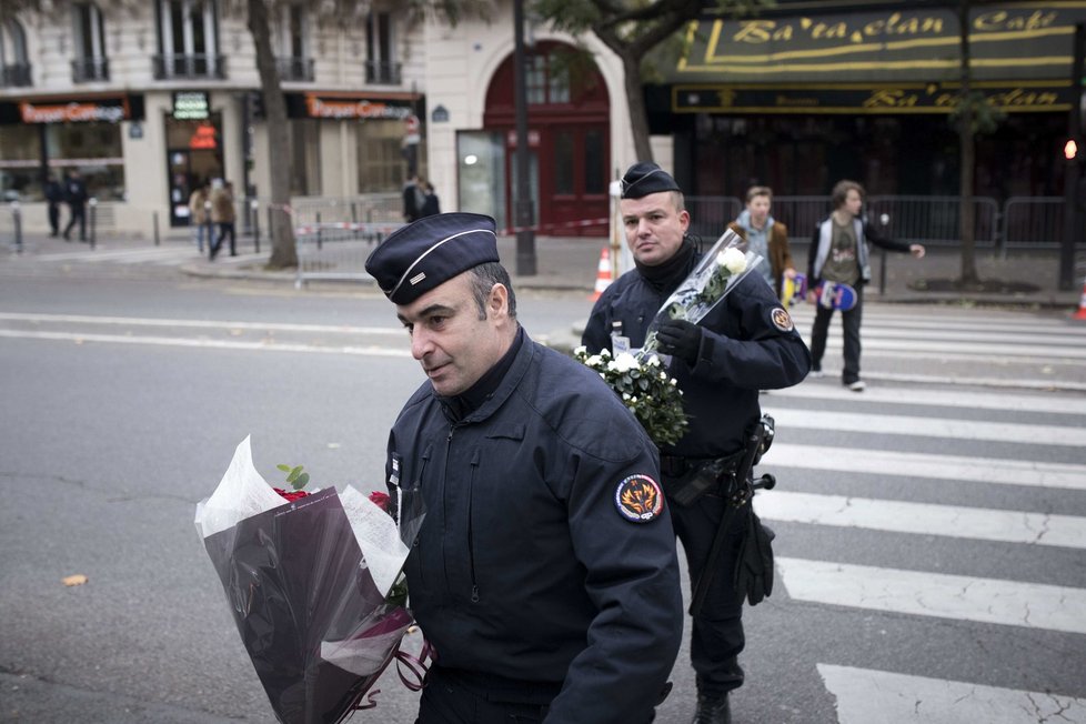 Policisté na místo masakru nedaleko Bataclanu nosili květiny od lidí, kteří přišli zavzpomínat. Okolí klubu bylo v den znovuotevření uzavřeno.