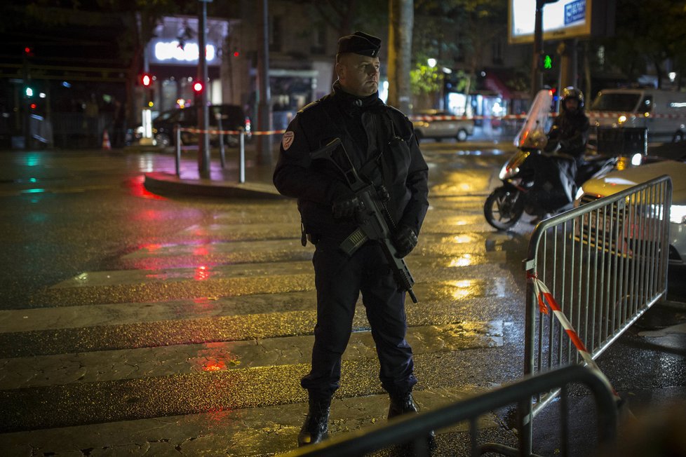 Okolí klubu Bataclan v Paříži, kde rok po teroristickém útoku u příležitosti znovuotevření vystoupil Sting, hlídaly pořádkové jednotky policie ozbrojené samopaly.