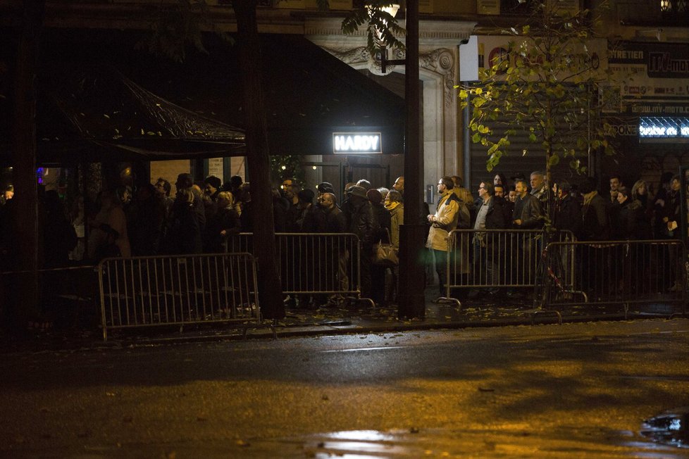 Fronta před koncertem Stinga v Bataclanu, kterým se klub znovuotevřel po útoku sebevražedných džihádistů.