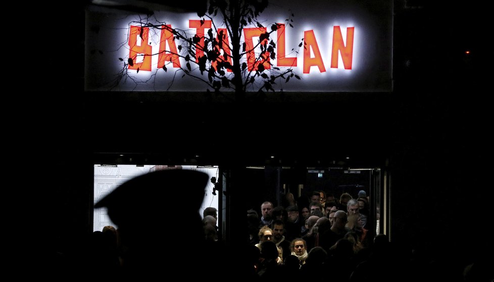 Koncert Stinga skončil před půlnocí. Na snímku lidé odcházející z Bataclanu, který otevřel rok po teroristických útocích v Paříži.