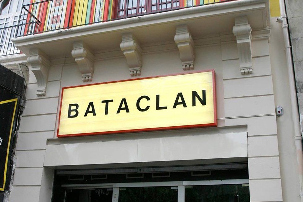 V koncertním sále Bataclan je asi 100 rukojmích