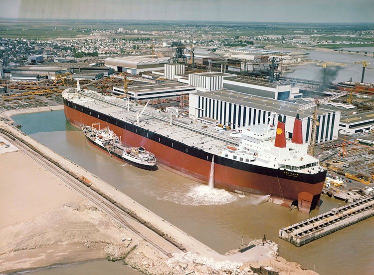 414 metrů dlouhý supertanker Batillus v loděnici Chantiers l&#39;Atlantique roku 1976