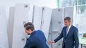 Majitel firmy Batist Medical Tomáš Mertlík ukazuje provoz premiérovi Andreji Babišovi. Majitel firmy Batist Medical Tomáš Mertlík ukazuje provoz premiérovi Andreji Babišovi.