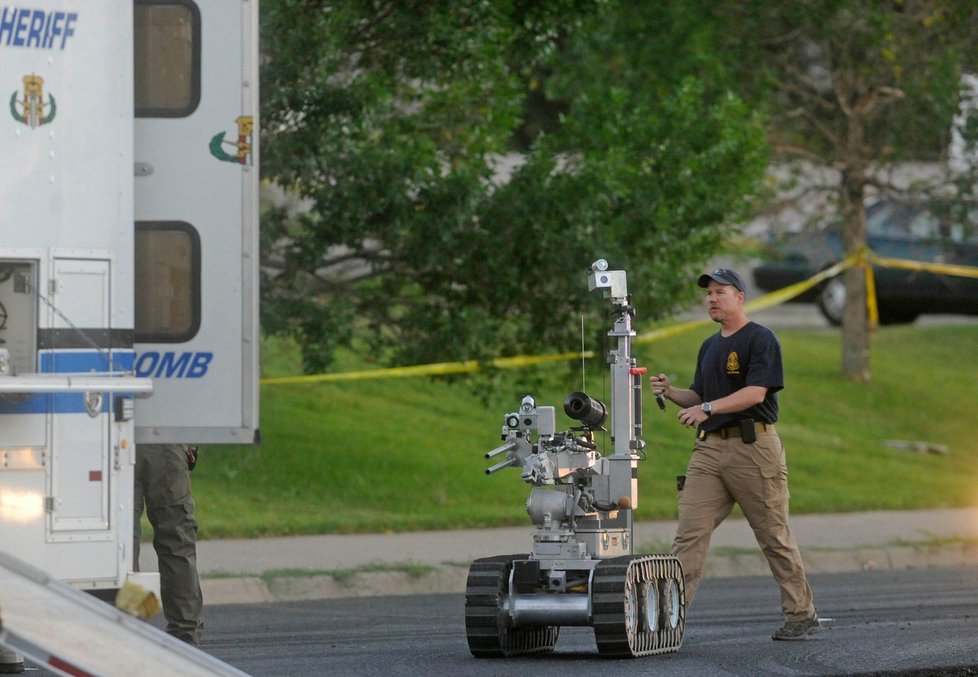 Policie při pátrání po výbušninách v denverském kinu použila speciálního robota
