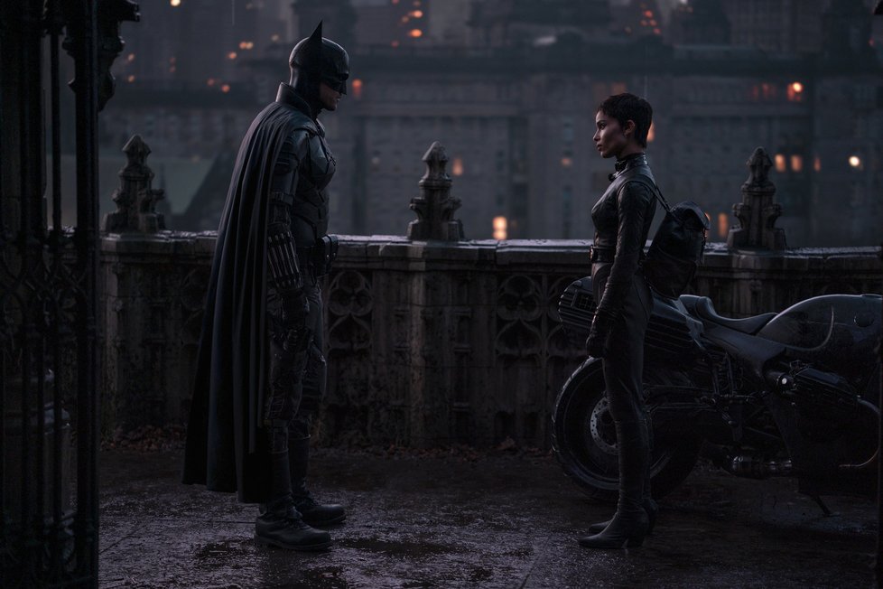 Dva roky slídění po ulicích v obleku Batman, který nahání strach zločincům, zavedly Bruce Waynea hluboko do stínů Gotham City. Musí navázat nové vztahy a odhalit pachatele brutálních vražd, aby se znovu stal symbolem naděje.