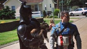 Muži převlečení jako Batman a Kapitán Amerika zachránili z hořícího domu kočku