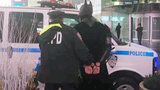 Batman okradl turistu na Times Square: Skončil v želízkách