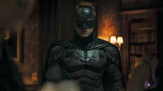 Nový Batman se představuje v první ukázce. Jak zvládl hlavní roli „upír“ Robert Pattison?