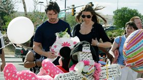 Christian Bale, hlavní herec z Batmana, přišel vyjádřit soustrast pozůstalým po masakru v americkém kině. Tyhle kytičky a dárky jsou určené pro nejmladší oběť, šestiletou Veroniku