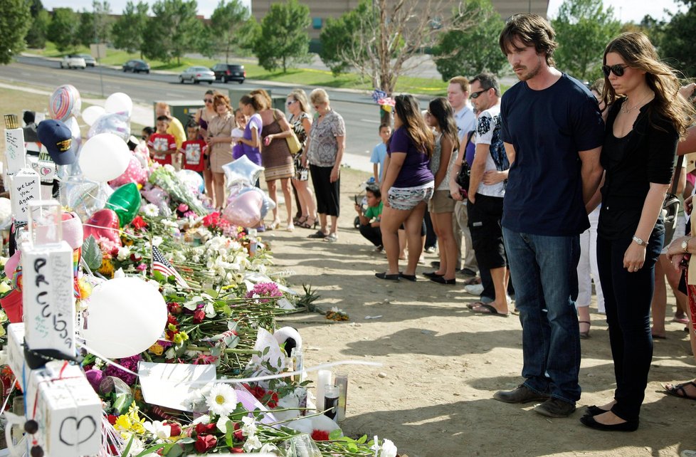 Herec Christian Bale z Batmana u pomníčků obětí šílého střelce