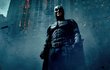 Temný rytíř Christophera Nolana byl komerčně i kriticky úspěšnější, než Batman začíná.