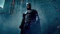 Temný rytíř Christophera Nolana byl komerčně i kriticky úspěšnější, než Batman začíná.