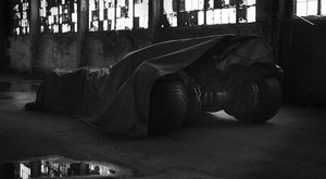 Batman přeřadil: Režisér Snyder dráždí fotkou nového Batmobilu