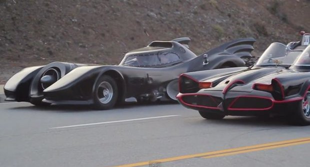 Batmanovy auťáky závodí: Vyhraje moderna nebo klasika?